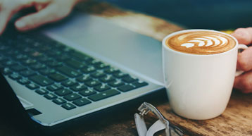 Laptop-and_coffee_on_table